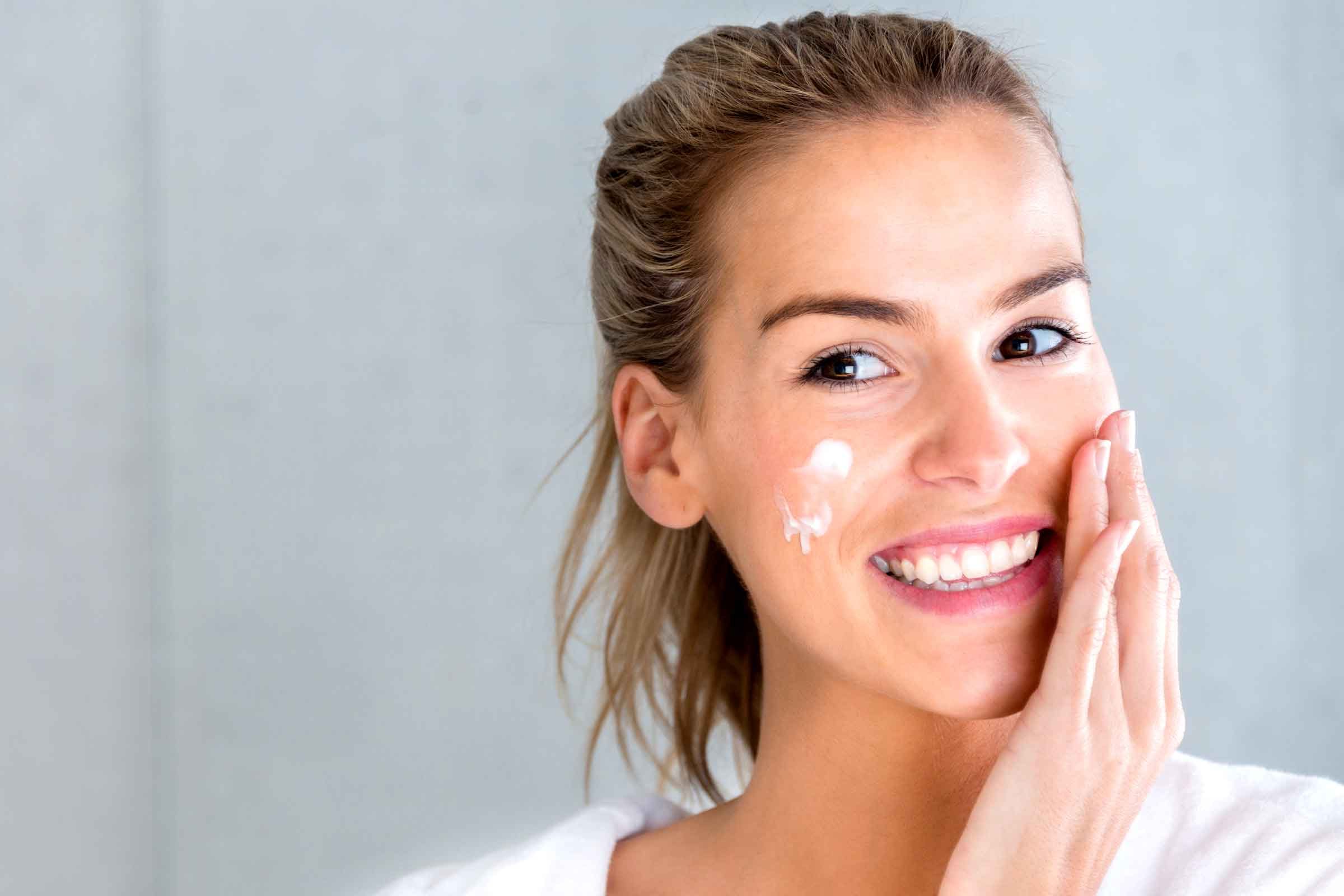 10 Makeup Mistakes That Make Your Skin Look Dry and Flaky
