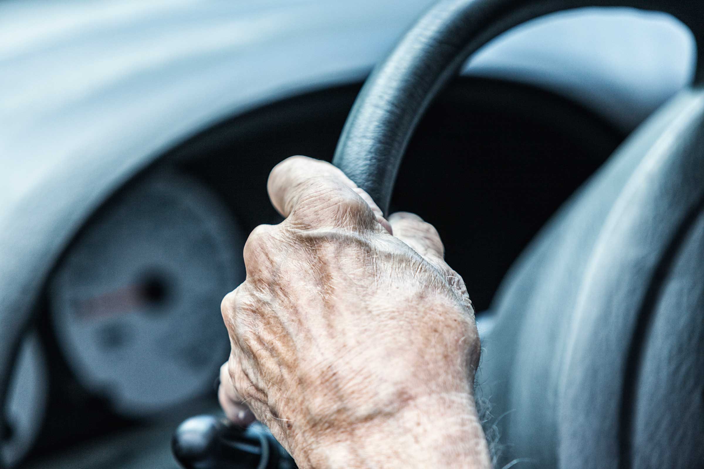 10 Urgent Signs It’s Time for Your Loved One to Stop Driving