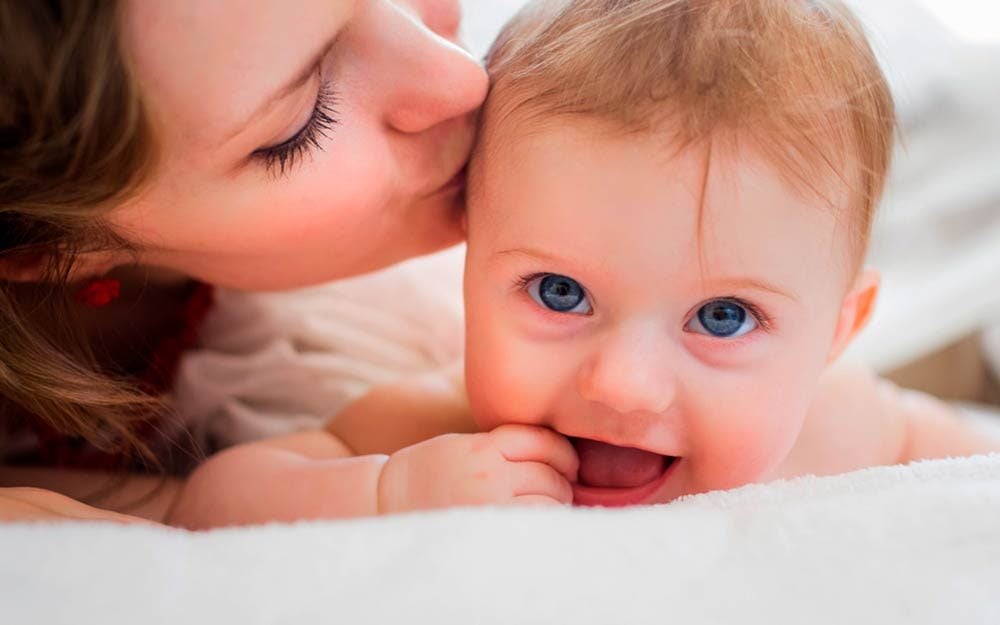 The Scary Reason You Should Never Let Anyone Kiss Your Baby