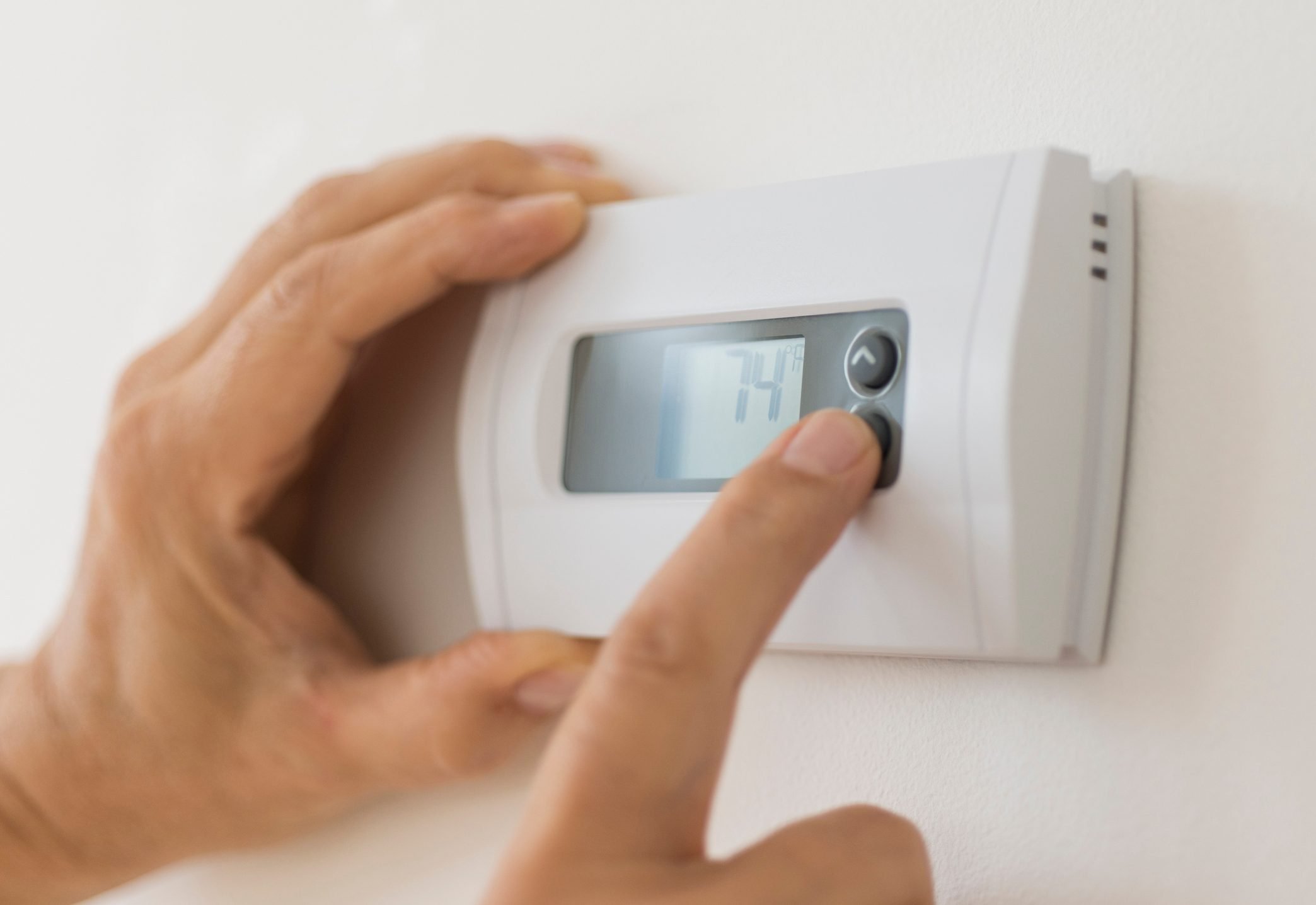 Experts: This Simple Thermostat Tweak Could Help Prevent New COVID Variant Infection