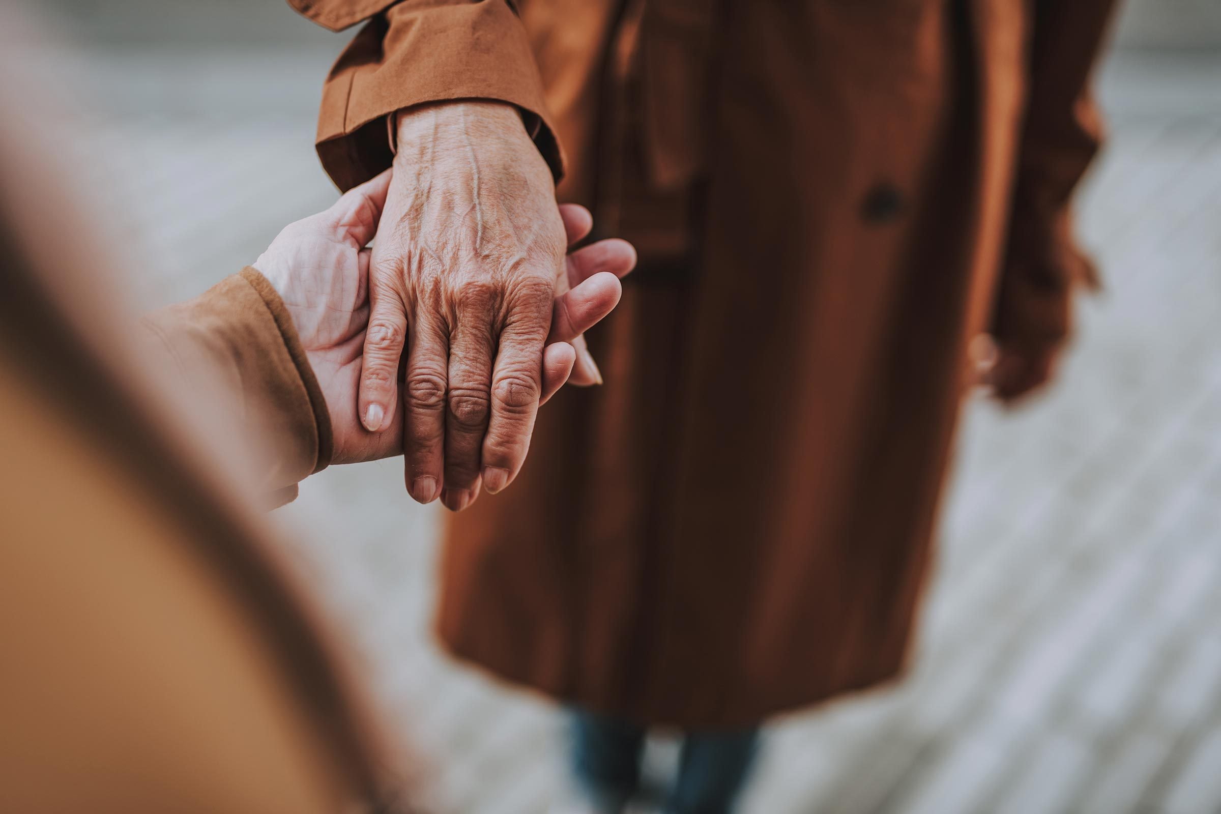 9 Warning Signs Your Elderly Parent Shouldn't Be Living Alone Anymore