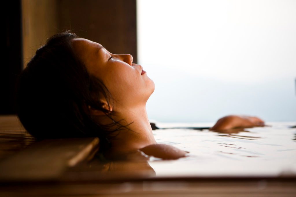 여자 목욕 휴식 및 스트레스 해소