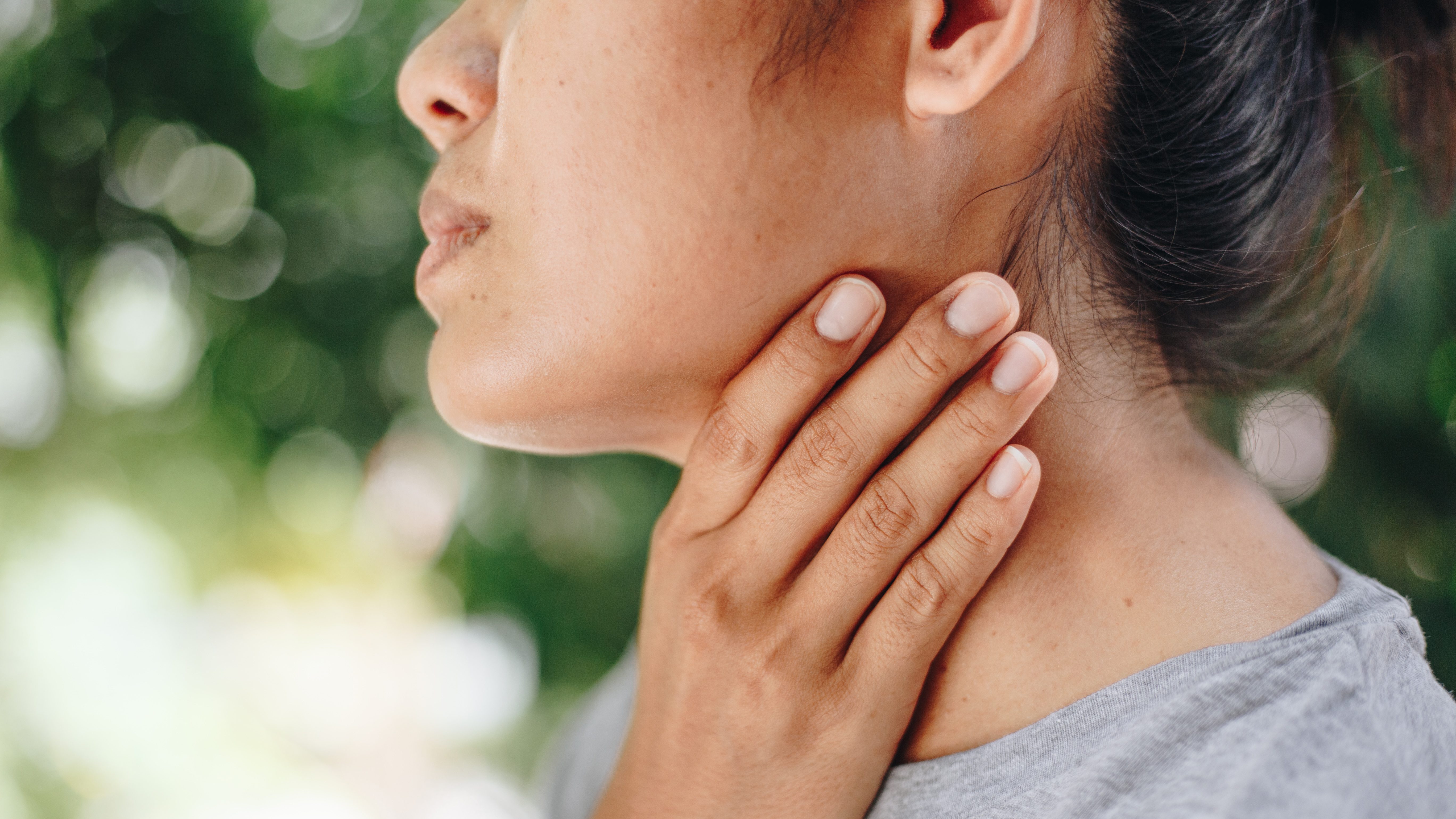 Hyperthyroidism vs. Hypothyroidism: What's the Difference?