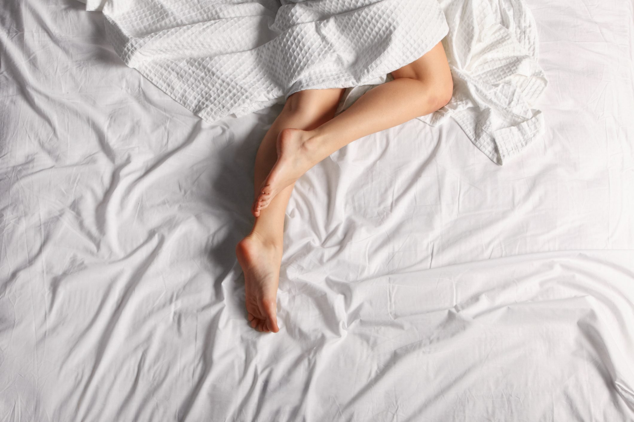 Prise de vue en plongée des jambes d'une femme sur le lit's legs on bed