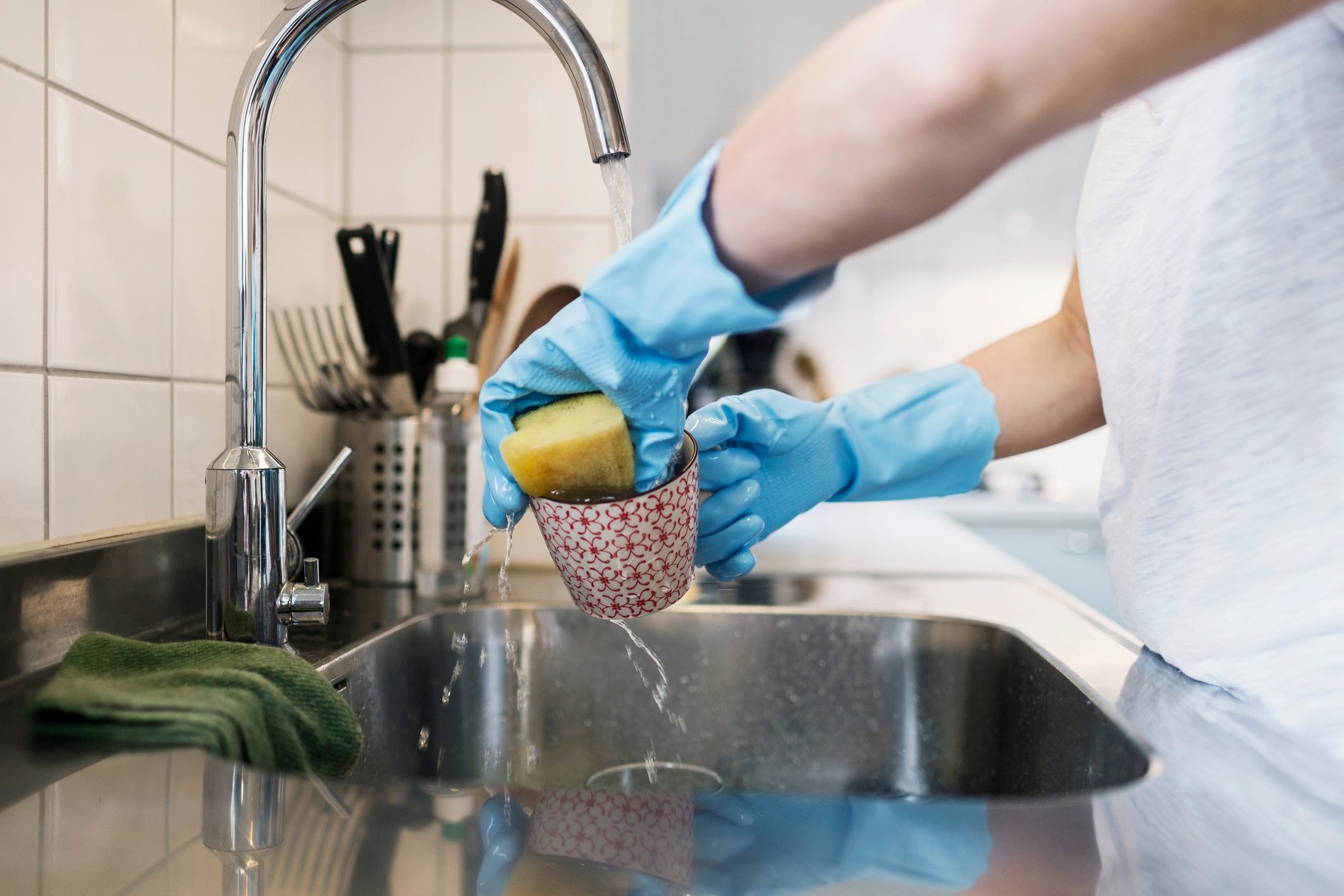 This Is How Often You Should Replace Your Kitchen Sponge (And What Happens When You Don't)