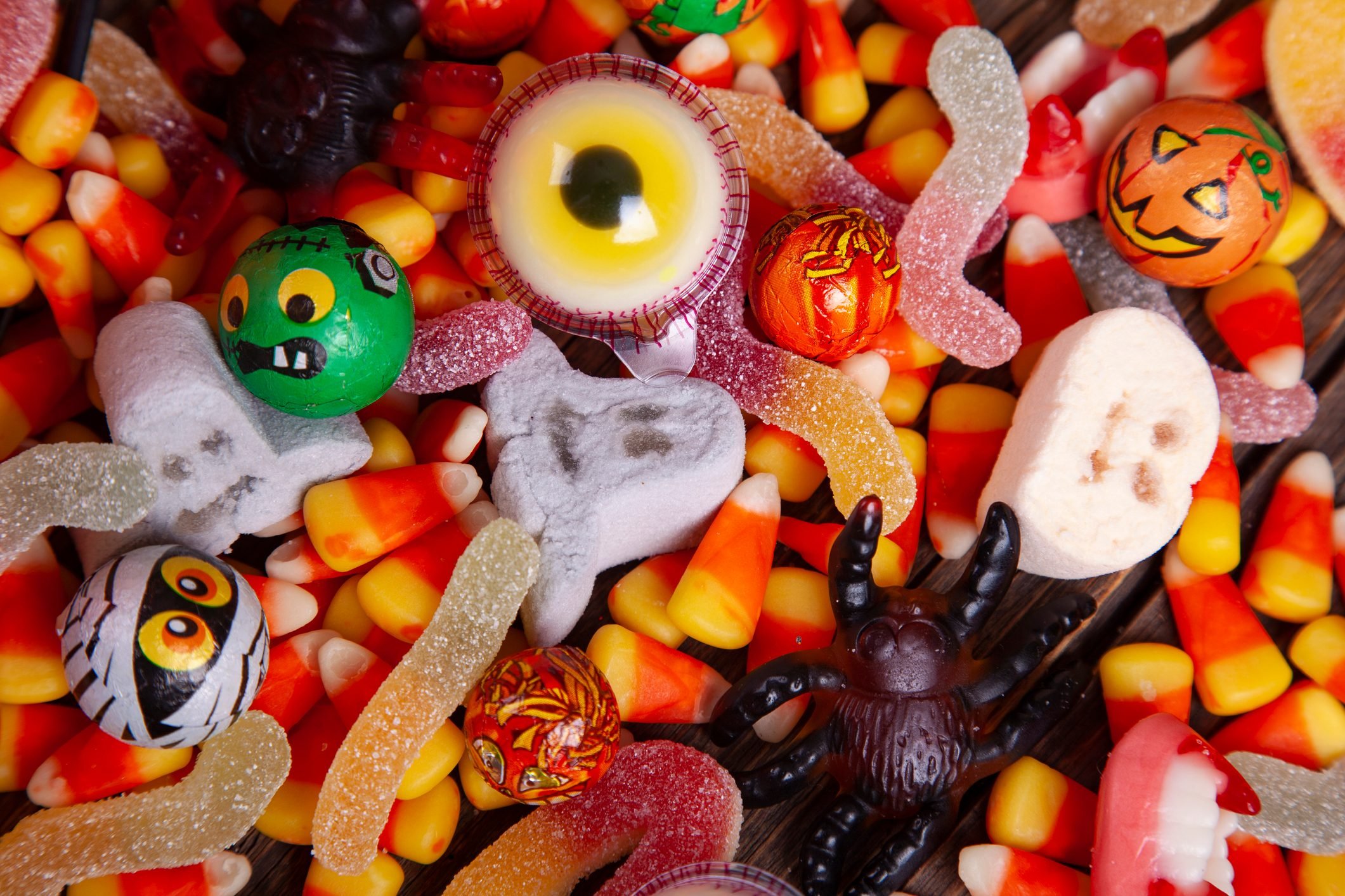 Halloween Candy Guide 2020: Calorie Counts for Popular Candies & Chocolate  Bars