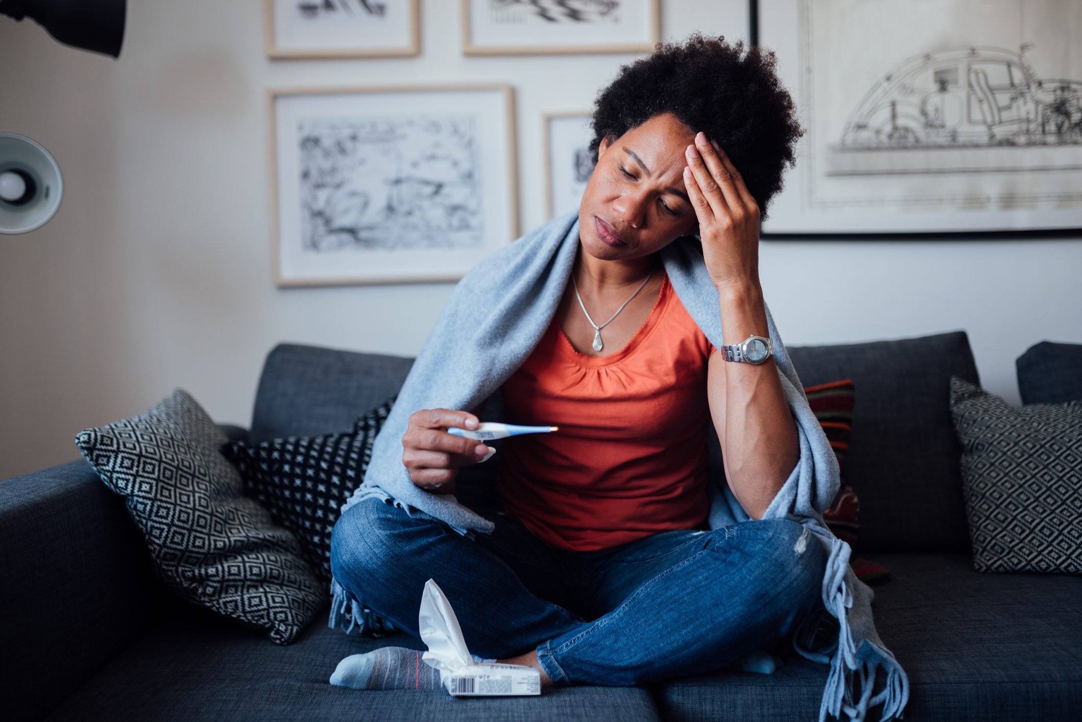 femme prenant sa température