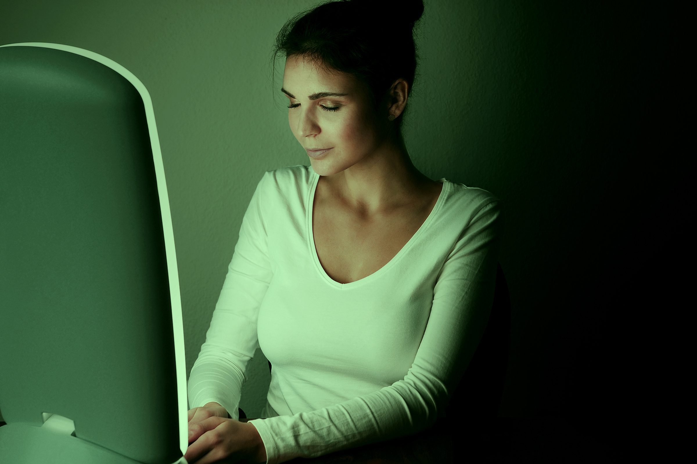 Green Light Therapy for Pain: Benefits, Risks, and More | The Healthy