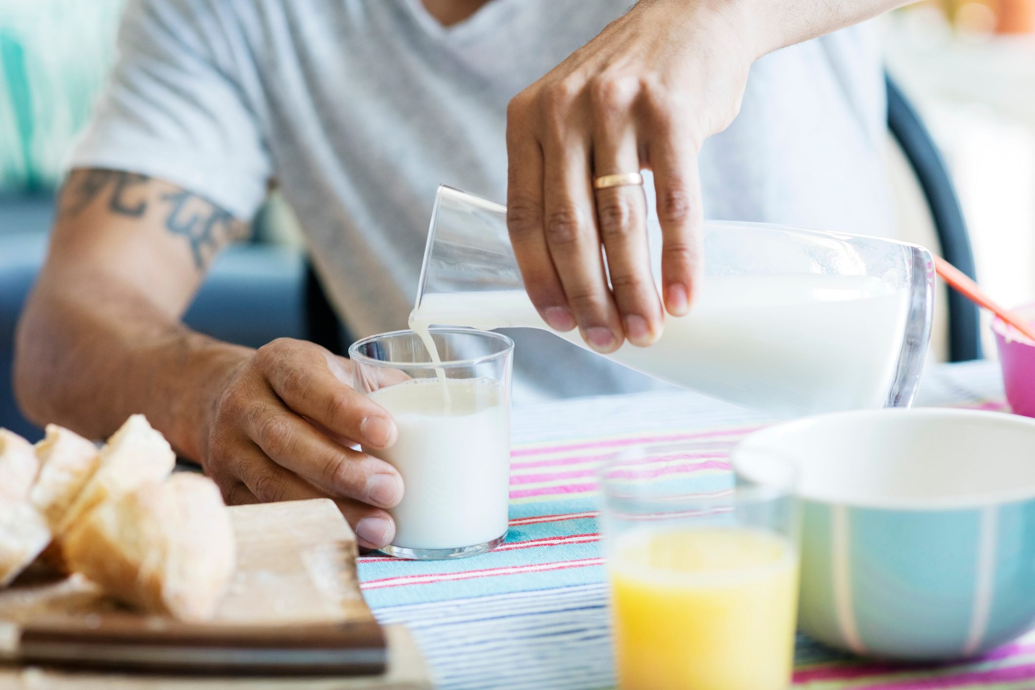 Soy MiIk vs. Almond Milk: How Does Their Nutrition Compare?