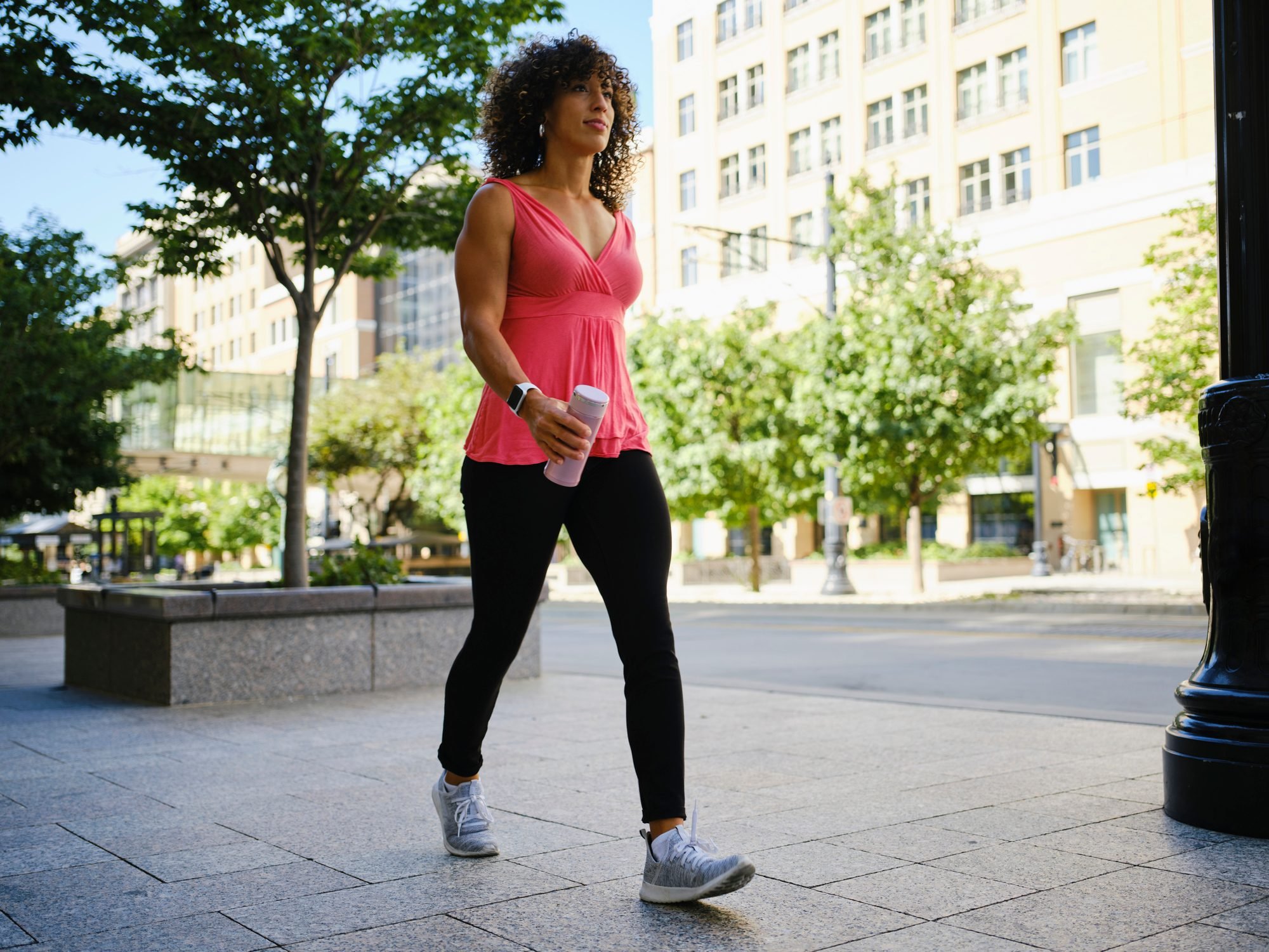  Mujer Adulta Joven que camina afuera para hacer ejercicio