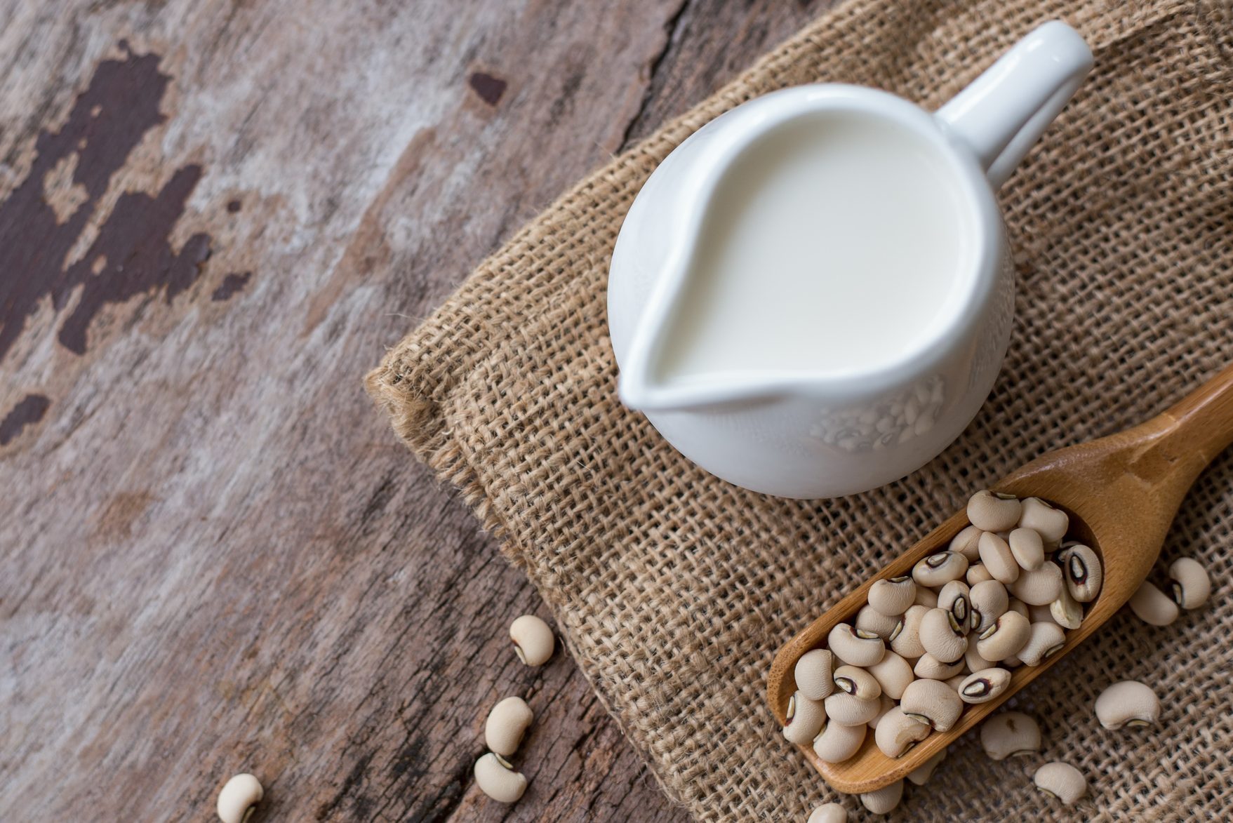  Soya melk og soya bønne på tre bord