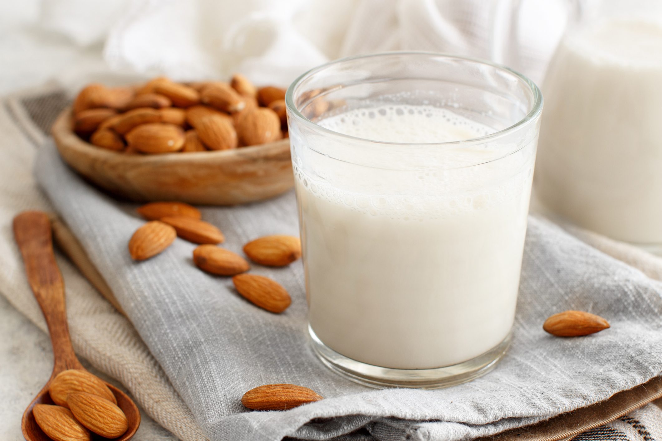  vaso de leche de almendras rodeado de almendras