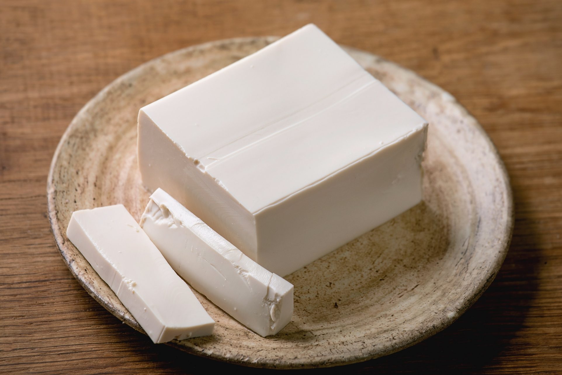  tofu soyeux sur une assiette sur une table en bois