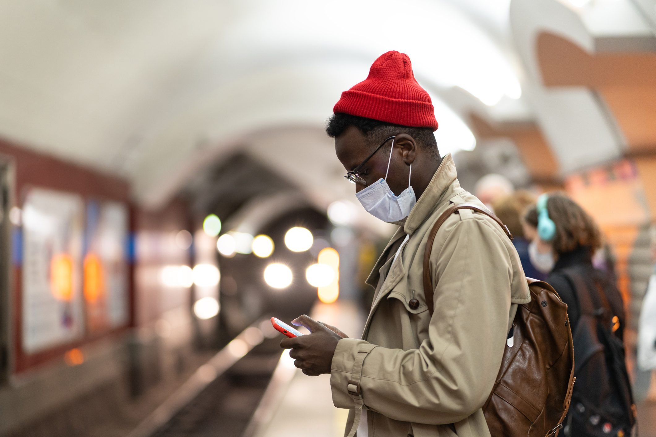 Here’s What Virology Experts Think About Dropped Masks on Public Transport as New Variants Spread
