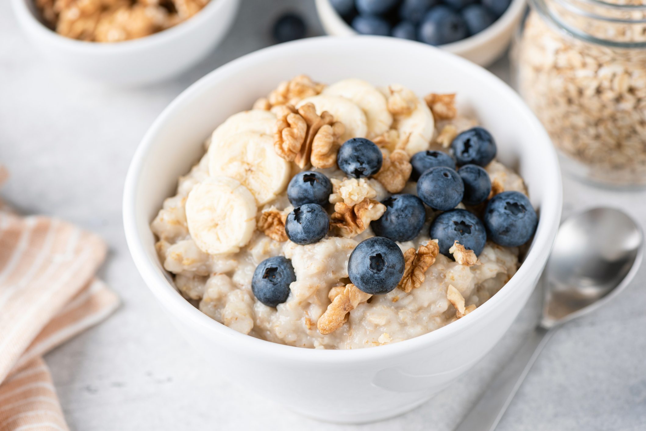 If-You-Eat-This-One-Breakfast,-You'll-Keep-Burning-Calories-All-Day-Long_542716249_Foxys-Forest-Manufacture-ft|oatmeal with blueberries and banana