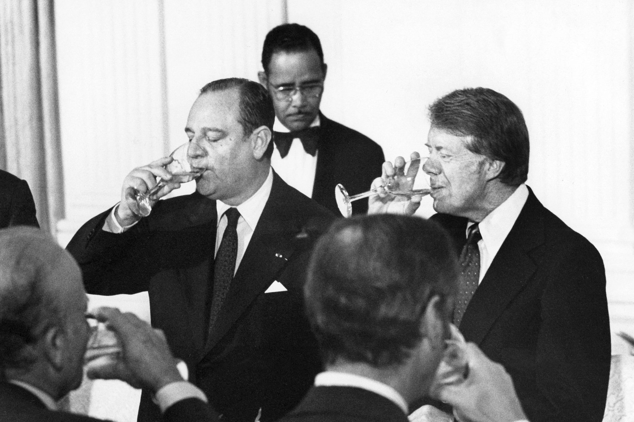 US President Jimmy Carter (R) and French Prime Minister Raymond Barre are pictured at the White House as they toasted each other at a working dinner for the visiting of PM Raymond Barre, 15 September 1977