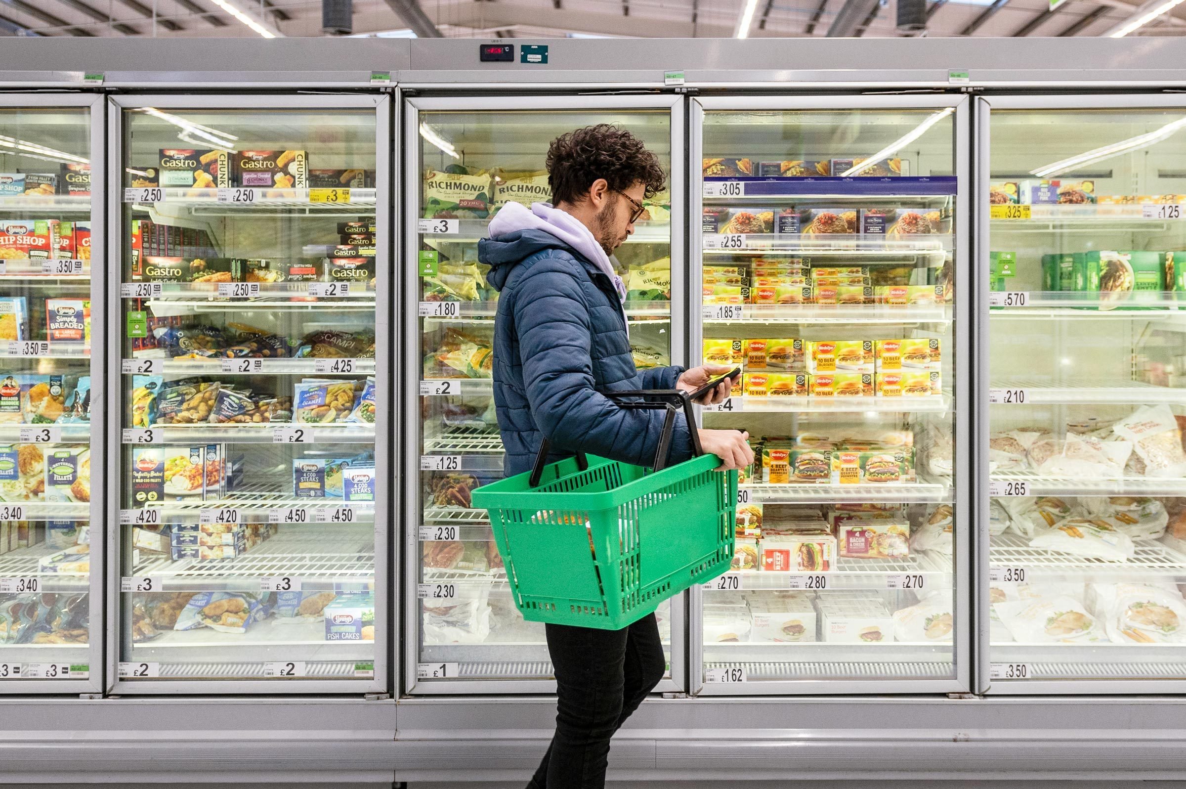 man buying frozen vegetables in grocery store|Gettyimages 200517406 001 Frozen Peas In Plastic Jvedit